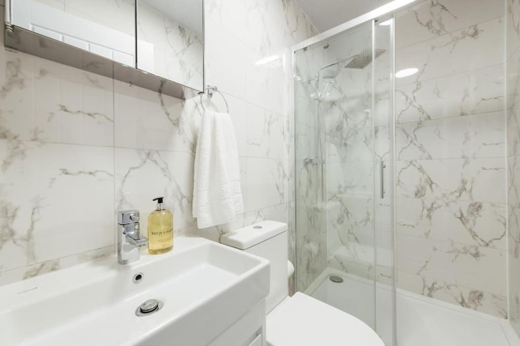 Modern 2 Bedroom Flat In Ilford, London Extérieur photo